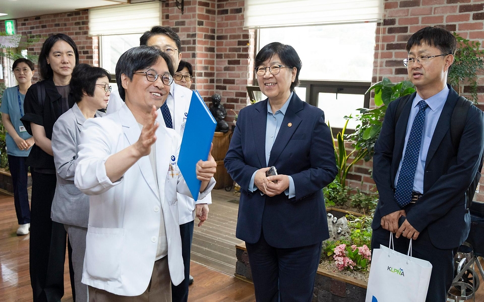 정은경 보건복지부 장관이 5월 27일 대전광역시에 위치한 충남대학교병원을 방문해, 호스피스 사업 운영 현황을 공유받고 현장 의료진 노고를 격려하고 있다.