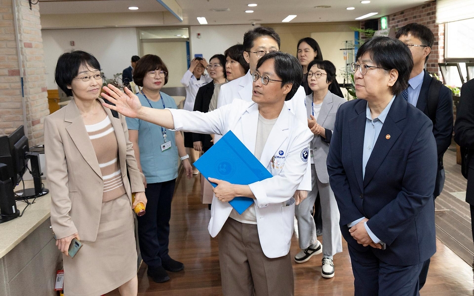 정은경 보건복지부 장관이 5월 27일 대전광역시에 위치한 충남대학교병원을 방문해, 호스피스 사업 운영 현황을 공유받고 현장 의료진 노고를 격려하고 있다.