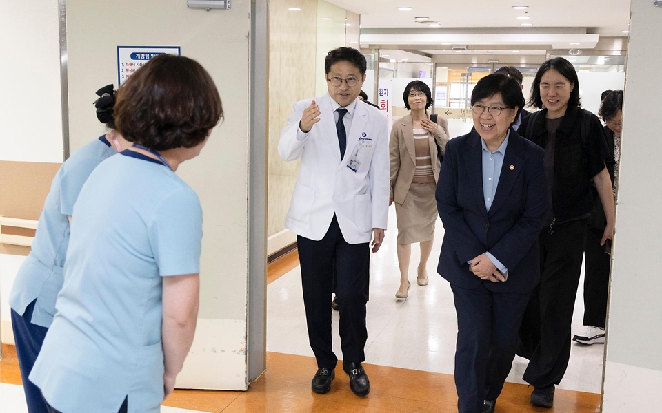 정은경 보건복지부 장관이 5월 27일 대전광역시에 위치한 충남대학교병원을 방문해, 호스피스 사업 운영 현황을 공유받고 현장 의료진 노고를 격려하고 있다.