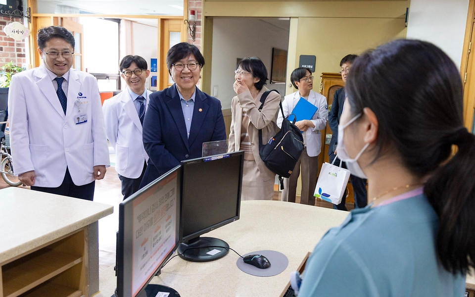 정은경 보건복지부 장관이 5월 27일 대전광역시에 위치한 충남대학교병원을 방문해, 호스피스 사업 운영 현황을 공유받고 현장 의료진 노고를 격려하고 있다.