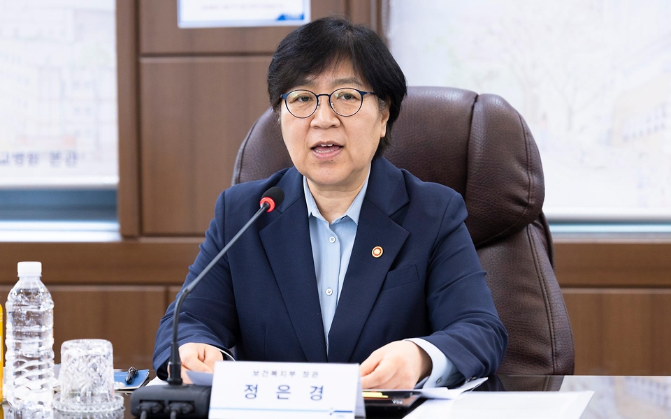 정은경 보건복지부 장관이 5월 27일 대전광역시에 위치한 충남대학교병원을 방문해, 호스피스 사업 운영 현황을 공유받고 현장 의료진 노고를 격려하고 있다.