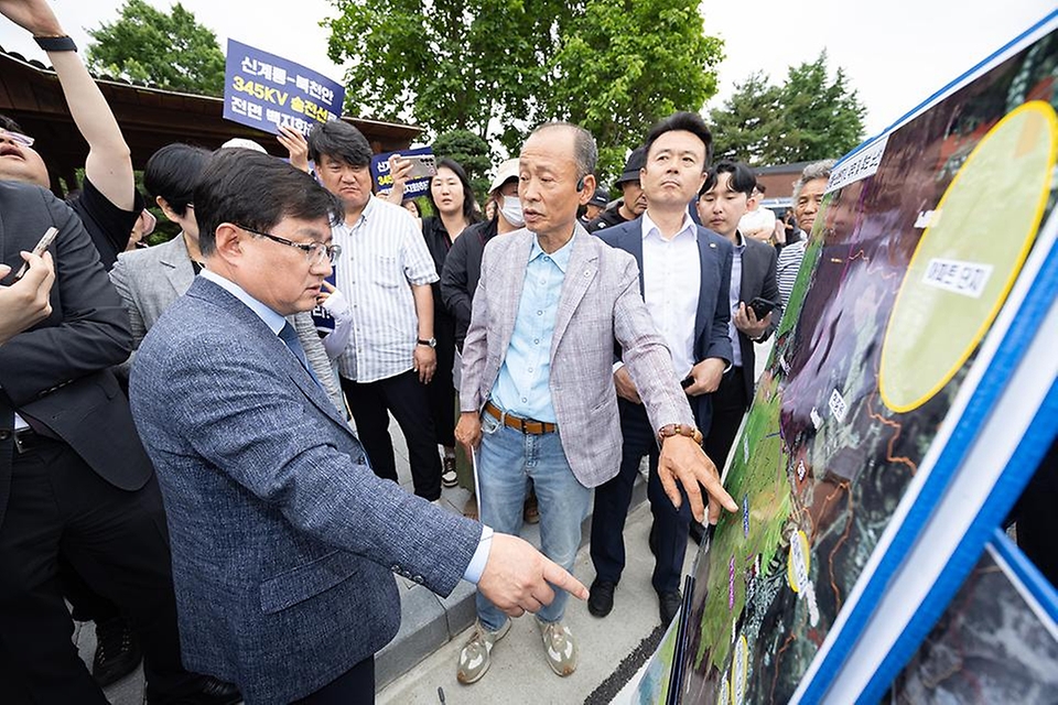 김성환 기후에너지환경부 장관이 5월 27일 충남 금산군 대둔산 도립공원 일대와 대전 유성구 국립대전현충원을 찾아 국가기간 전력망 사업 관련해 현장을 살펴보고 주민 의견을 청취하고 있다.