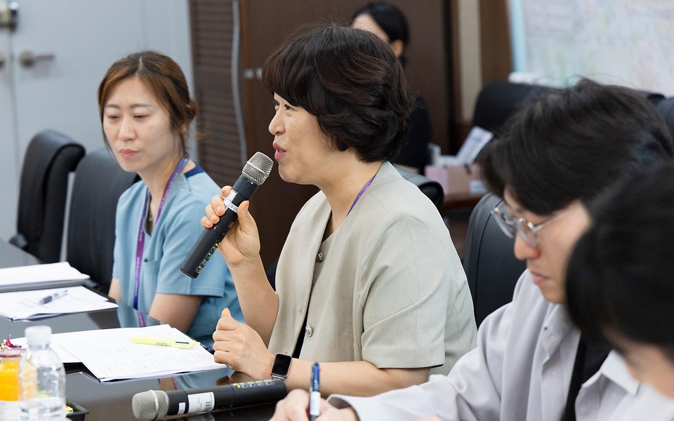 정은경 보건복지부 장관이 5월 27일 대전광역시에 위치한 충남대학교병원을 방문해, 호스피스 사업 운영 현황을 공유받고 현장 의료진 노고를 격려하고 있다.
