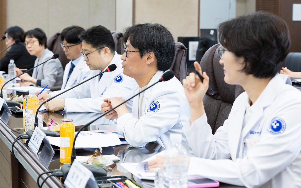 정은경 보건복지부 장관이 5월 27일 대전광역시에 위치한 충남대학교병원을 방문해, 호스피스 사업 운영 현황을 공유받고 현장 의료진 노고를 격려하고 있다.