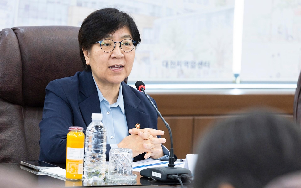 정은경 보건복지부 장관이 5월 27일 대전광역시에 위치한 충남대학교병원을 방문해, 호스피스 사업 운영 현황을 공유받고 현장 의료진 노고를 격려하고 있다.