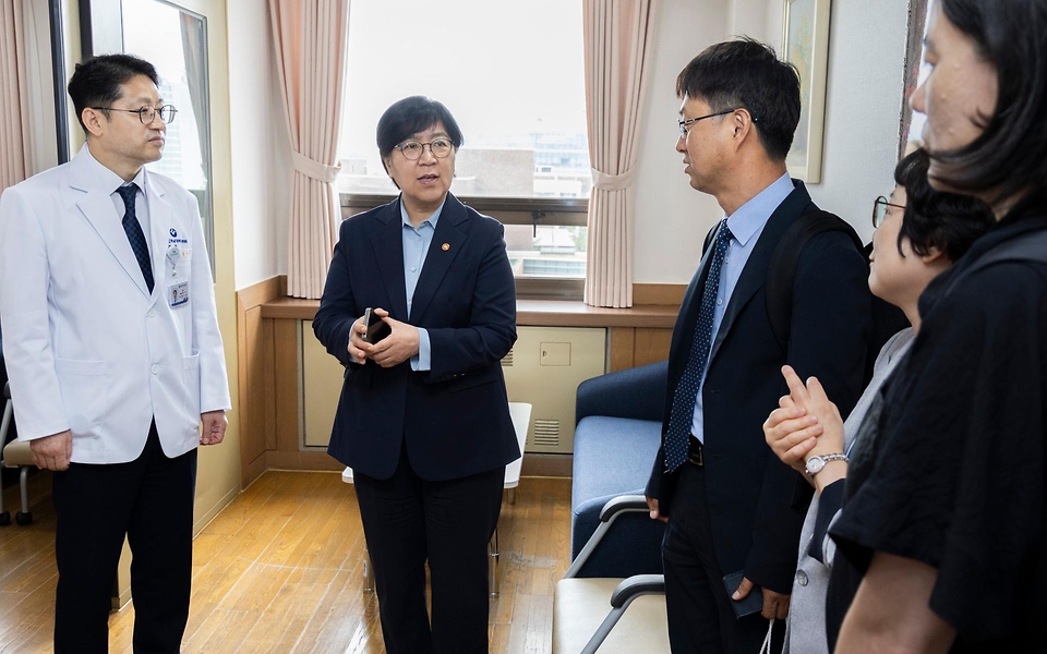 정은경 보건복지부 장관이 5월 27일 대전광역시에 위치한 충남대학교병원을 방문해, 호스피스 사업 운영 현황을 공유받고 현장 의료진 노고를 격려하고 있다.