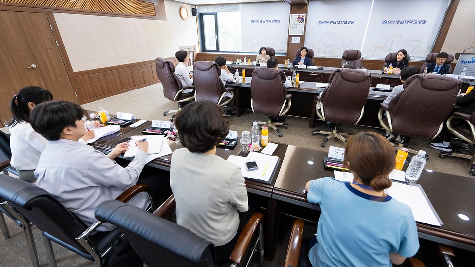 정은경 보건복지부 장관이 5월 27일 대전광역시에 위치한 충남대학교병원을 방문해, 호스피스 사업 운영 현황을 공유받고 현장 의료진 노고를 격려하고 있다.