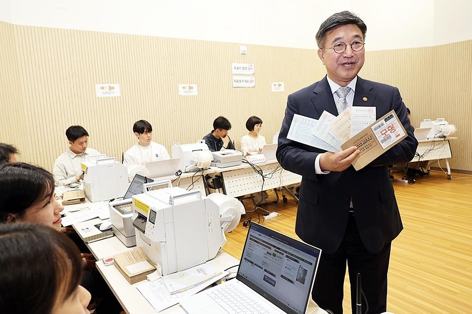 윤호중 행정안전부 장관이 5월 28일 서울 종로구 사직동 주민센터를 방문해 사전투표소 준비상황 점검 등 모의 투표를 시연해 보고 있다.
