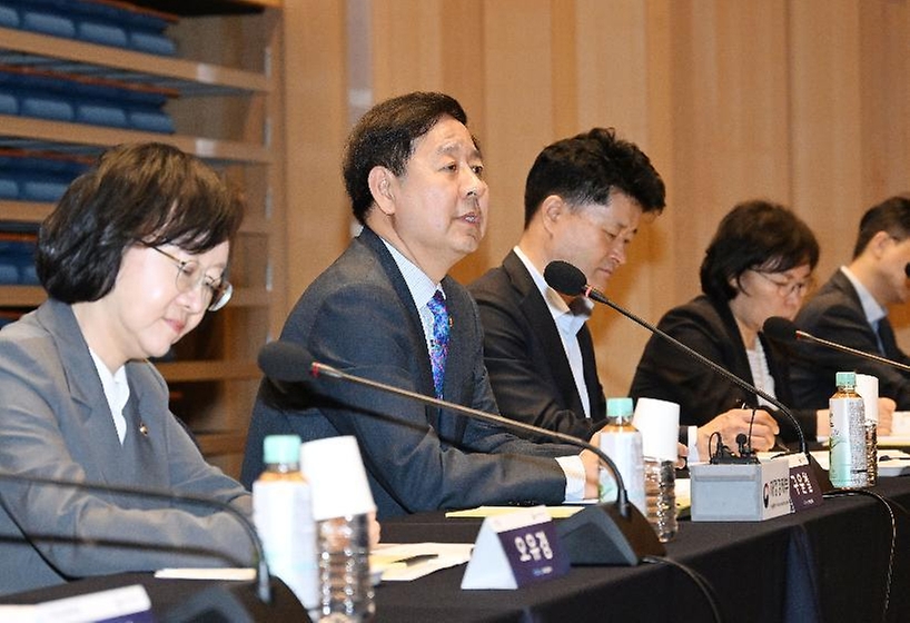 구윤철 부총리 겸 재정경제부 장관이 5월 28일 서울 서초구 소재 K-뷰티 제조기업 한국콜마 종합기술원을 방문, 관계 부처와 국내 주요 뷰티기업 및 혁신 스타트업 대표들이 참석한 가운데 열린 테크기업 간담회에서 모두발언을 하고 있다.