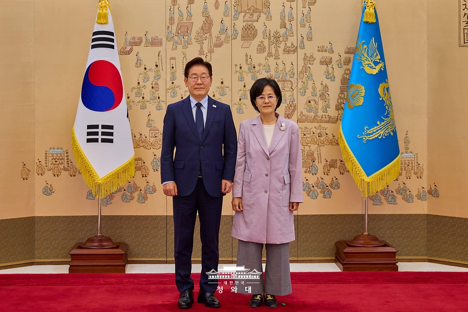 이재명 대통령이 5월 28일 청와대에서 전현정 중앙선거관리위원회 위원에게 임명장을 수여한 후 기념 촬영을 하고 있다.