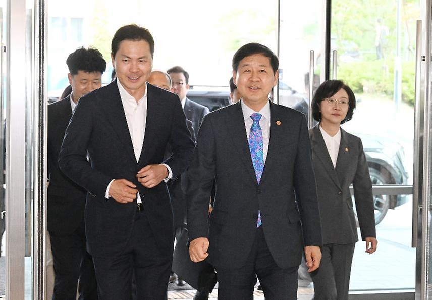 구윤철 부총리 겸 재정경제부 장관이 5월 28일 서울 서초구 소재 K-뷰티 제조기업 한국콜마 종합기술원을 방문하고 있다.