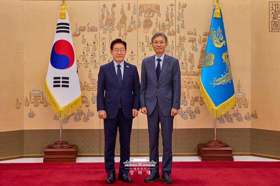 이재명 대통령이 5월 28일 청와대에서 고광헌 방송미디어통신심의위원장에게 임명장을 수여한 후 기념 촬영을 하고 있다.
