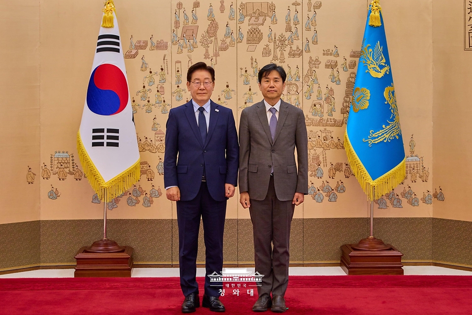 이재명 대통령이 5월 28일 청와대에서 이창훈 국가기후위기대응위원장에게 위촉장을 수여한 후 기념 촬영을 하고 있다.