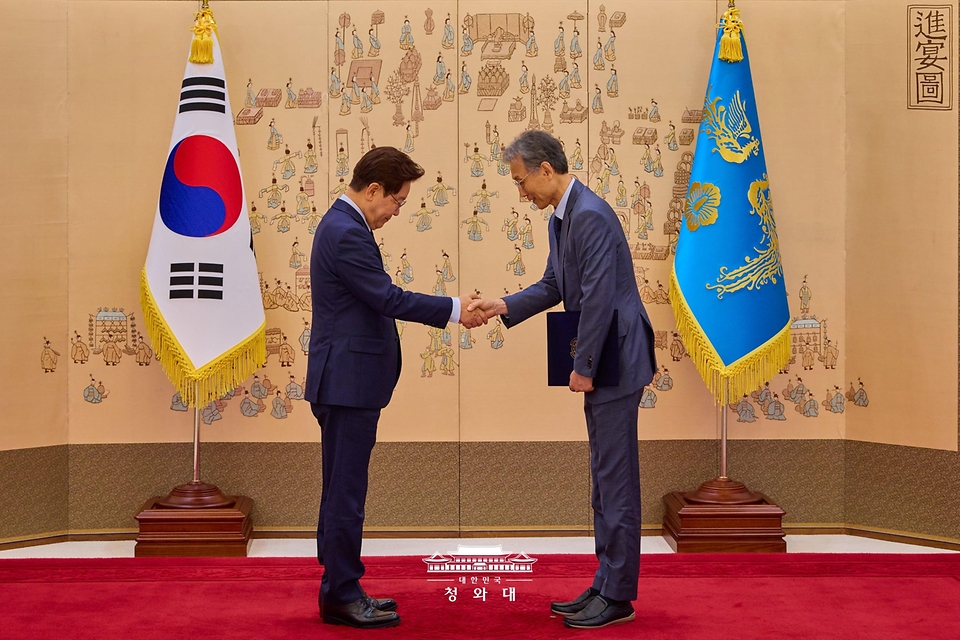 이재명 대통령이 5월 28일 청와대에서 고광헌 방송미디어통신심의위원장에게 임명장을 수여하고 있다.