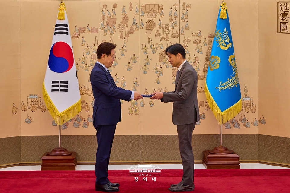 이재명 대통령이 5월 28일 청와대에서 이창훈 국가기후위기대응위원장에게 위촉장을 수여하고 있다.