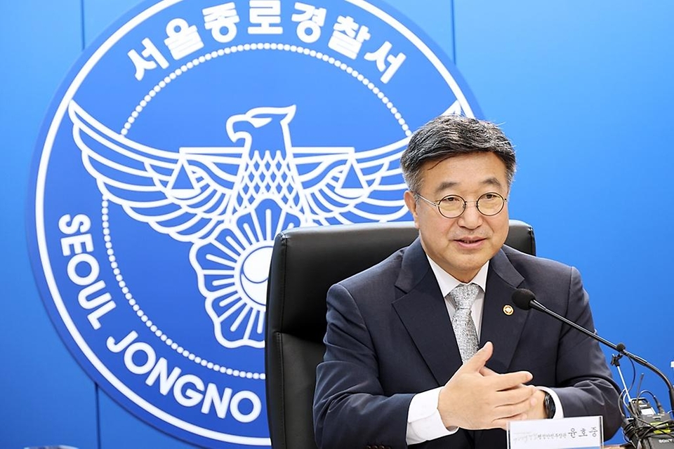 윤호중 행정안전부 장관이 5월 28일 서울 종로경찰서를 방문해 사전투표 대비 경비·안전 대책 상황 등을 점검하고 있다.