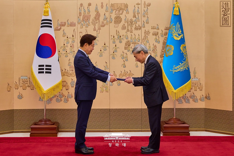 이재명 대통령이 5월 28일 청와대에서 신현송 한국은행 총재에게 임명장을 수여하고 있다.