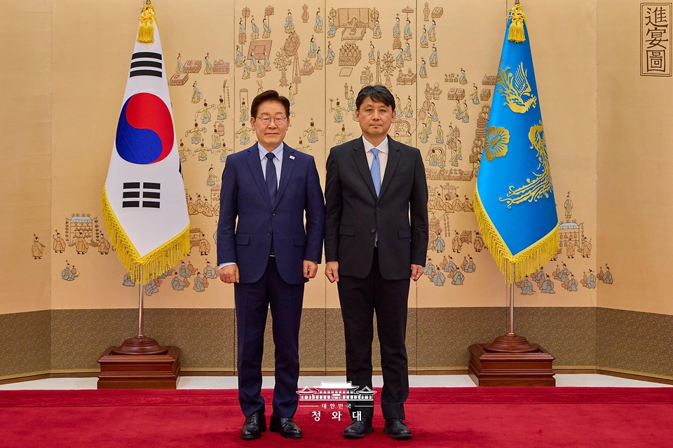이재명 대통령이 5월 28일 청와대에서 윤광일 중앙선거관리위원회 위원에게 임명장을 수여한 후 기념 촬영을 하고 있다.