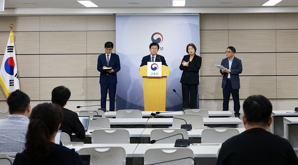 최교진 교육부 장관이 5월 28일 안전한 환경 속에서 학교가 마음 놓고 교육활동을 할 수 있도록 '현장체험학습 지원 방안'을 발표하고 있다.