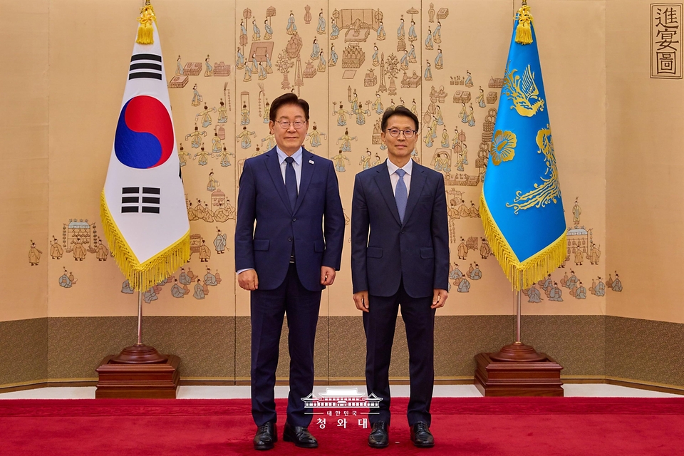 이재명 대통령이 5월 28일 청와대에서 김진오 저출산고령사회위원회 부위원장에게 위촉장을 수여한 후 기념 촬영을 하고 있다.