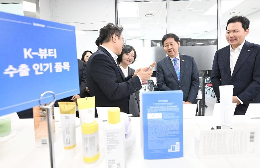 구윤철 부총리 겸 재정경제부 장관이 5월 28일 서울 서초구 소재 K-뷰티 제조기업 한국콜마 종합기술원을 방문, 현장을 시찰하며 관계자의 설명을 듣고 있다.