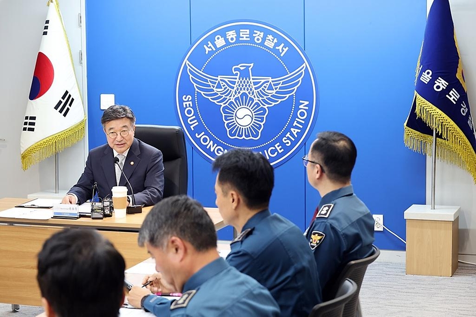 윤호중 행정안전부 장관이 5월 28일 서울 종로경찰서를 방문해 사전투표 대비 경비·안전 대책 상황 등을 점검하고 있다.