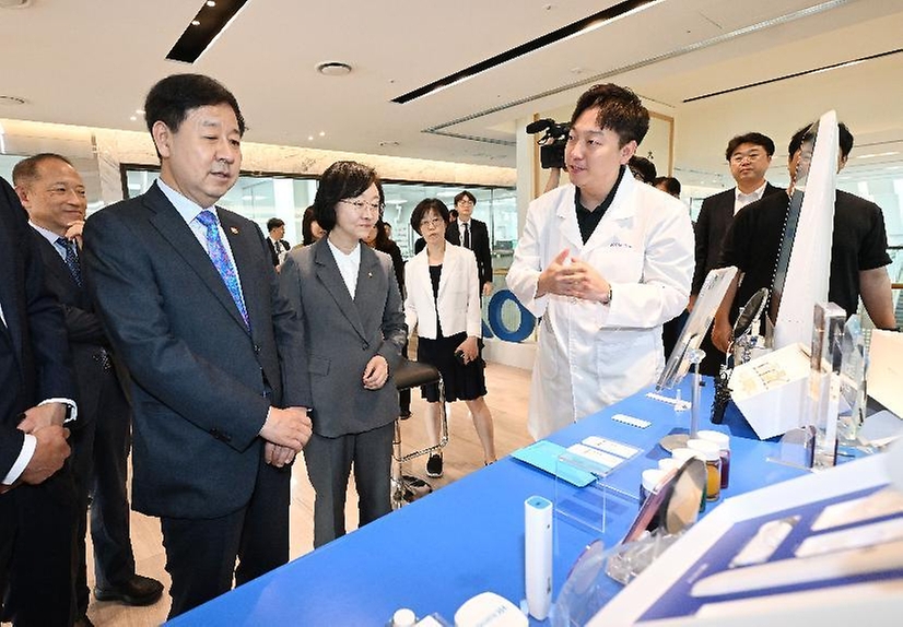 구윤철 부총리 겸 재정경제부 장관이 5월 28일 서울 서초구 소재 K-뷰티 제조기업 한국콜마 종합기술원을 방문, 현장을 시찰하며 AI 피부 진단 시연을 하고 있다.