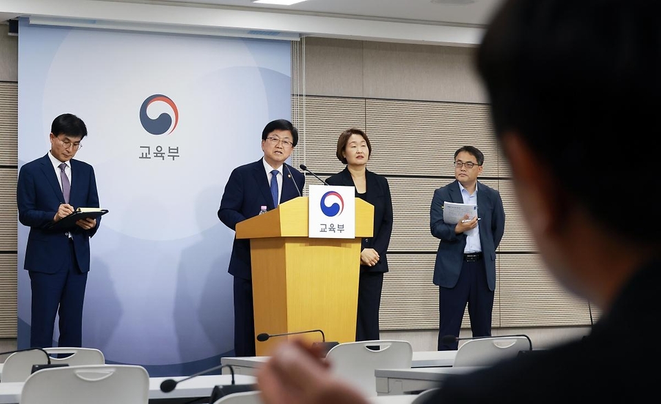 최교진 교육부 장관이 5월 28일 안전한 환경 속에서 학교가 마음 놓고 교육활동을 할 수 있도록 '현장체험학습 지원 방안'을 발표하고 있다.