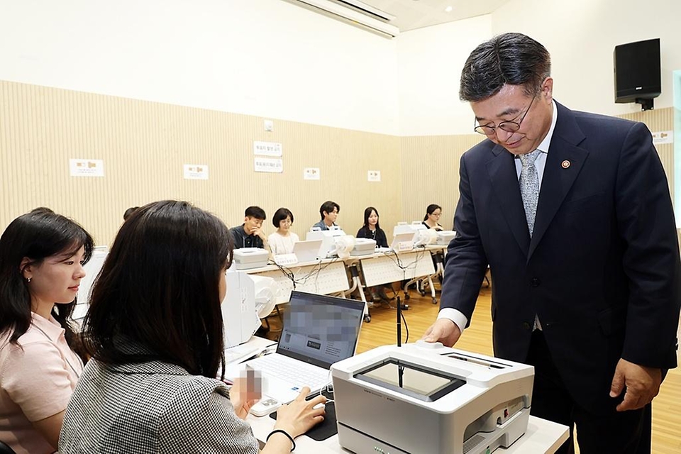윤호중 행정안전부 장관이 5월 28일 서울 종로구 사직동 주민센터를 방문해 사전투표소 준비상황 점검 등 모의 투표를 시연해 보고 있다.