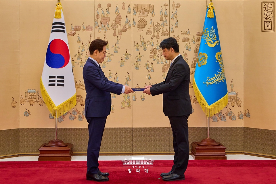 이재명 대통령이 5월 28일 청와대에서 윤광일 중앙선거관리위원회 위원에게 임명장을 수여하고 있다.