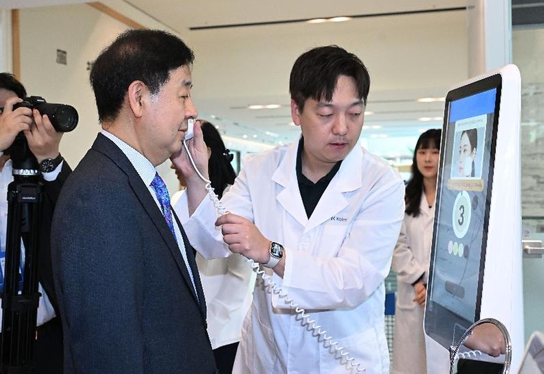 구윤철 부총리 겸 재정경제부 장관이 5월 28일 서울 서초구 소재 K-뷰티 제조기업 한국콜마 종합기술원을 방문, 현장을 시찰하며 AI 피부 진단 시연을 하고 있다.