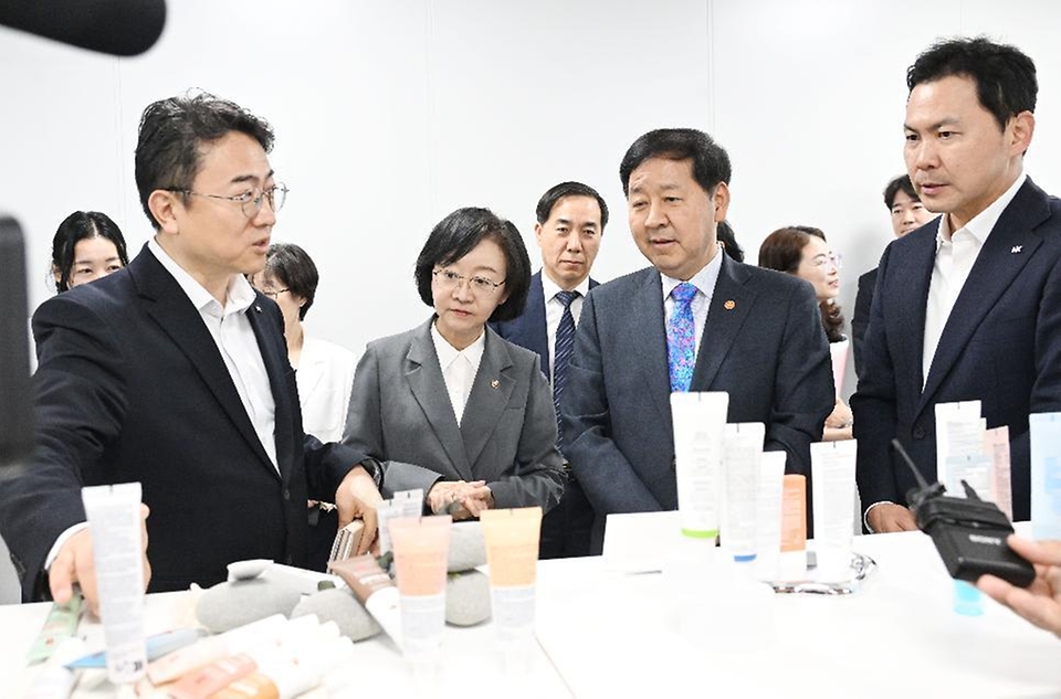 구윤철 부총리 겸 재정경제부 장관이 5월 28일 서울 서초구 소재 K-뷰티 제조기업 한국콜마 종합기술원을 방문, 현장을 시찰하며 관계자의 설명을 듣고 있다.