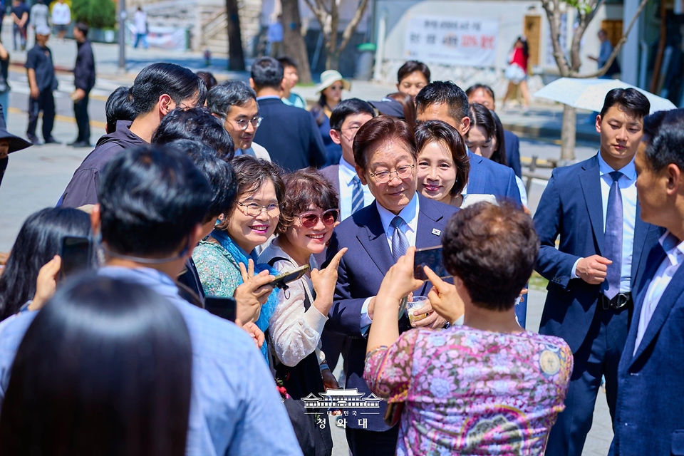 이재명 대통령과 김혜경 여사가 5월 29일 서울 종로구 삼청동 주민센터에 마련된 투표소에서 제9회 전국동시지방선거 사전투표 후 삼청동을 방문해 시민들과 기념촬영하고 있다.