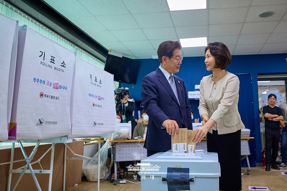 이재명 대통령과 김혜경 여사가 5월 29일 서울 종로구 삼청동 주민센터에 마련된 투표소에서 제9회 전국동시지방선거 사전투표를 하고 있다.