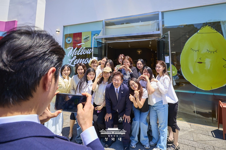 이재명 대통령과 김혜경 여사가 5월 29일 서울 종로구 삼청동 주민센터에 마련된 투표소에서 제9회 전국동시지방선거 사전투표 후 시민들과 기념촬영을 하고 있다.