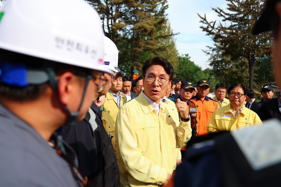 김민석 국무총리가 6월 1일 폭발 사고로 사상자가 발생한 대전 유성구 한화에어로스페이스 대전사업장을 방문, 현장을 살펴보고 있다.