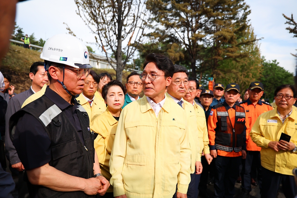 김민석 국무총리가 6월 1일 폭발 사고로 사상자가 발생한 대전 유성구 한화에어로스페이스 대전사업장을 방문, 현장을 살펴보고 있다.