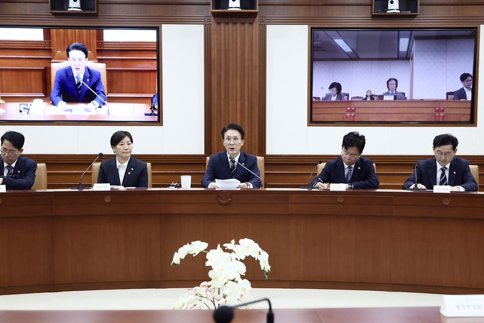 김민석 국무총리가 6월 4일 세종대로 정부서울청사에서 열린 비상경제본부회의를 주재하고 있다.