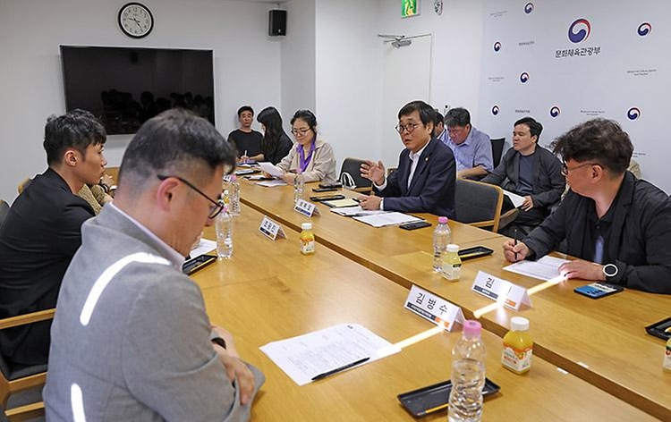 문화체육관광부 최휘영 장관이 5월 28일 국립현대미술관 서울관에서 '문화예술정책자문위원회 웹툰 분과 제3차 회의'를 주재하고 있다.