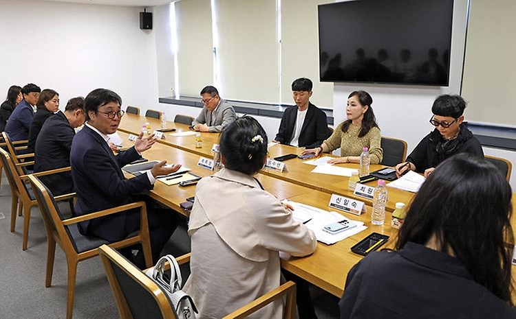 문화체육관광부 최휘영 장관이 5월 28일 국립현대미술관 서울관에서 '문화예술정책자문위원회 웹툰 분과 제3차 회의'를 주재하고 있다.