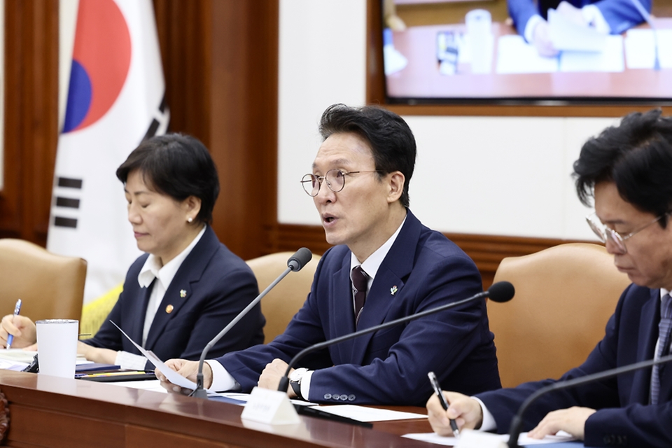김민석 국무총리가 6월 4일 세종대로 정부서울청사에서 열린 비상경제본부회의를 주재하고 있다.