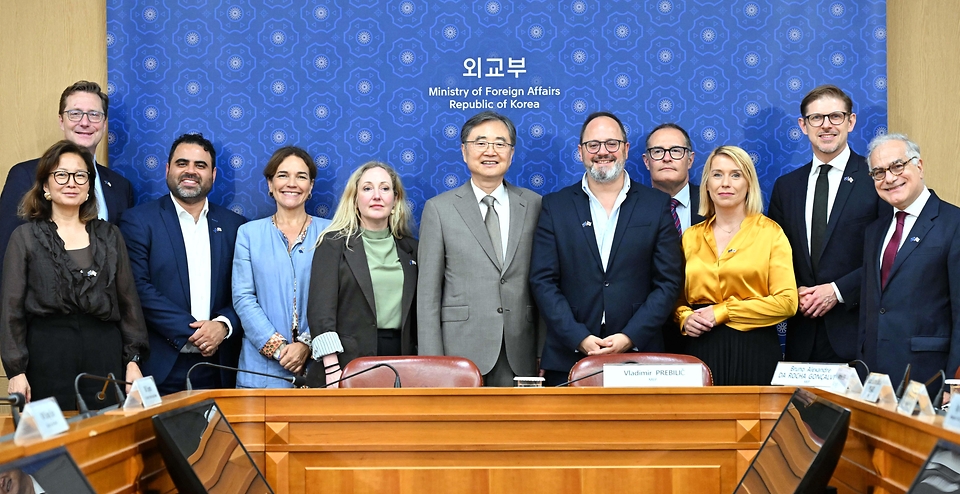 조현 외교부 장관이 5월 28일 서울에서 유럽의회 한반도관계대표단(DKOR) 소속 의원들을 면담하고, 한-EU 관계 및 주요 지역·글로벌 정세에 대한 의견을 교환하고 있다.