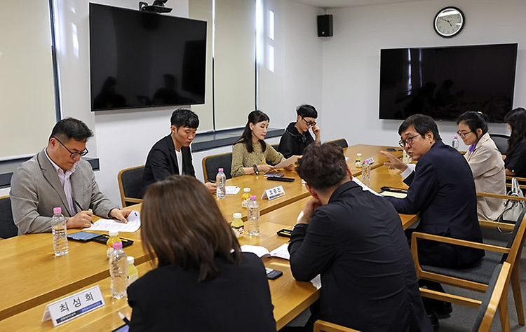 문화체육관광부 최휘영 장관이 5월 28일 국립현대미술관 서울관에서 '문화예술정책자문위원회 웹툰 분과 제3차 회의'를 주재하고 있다.