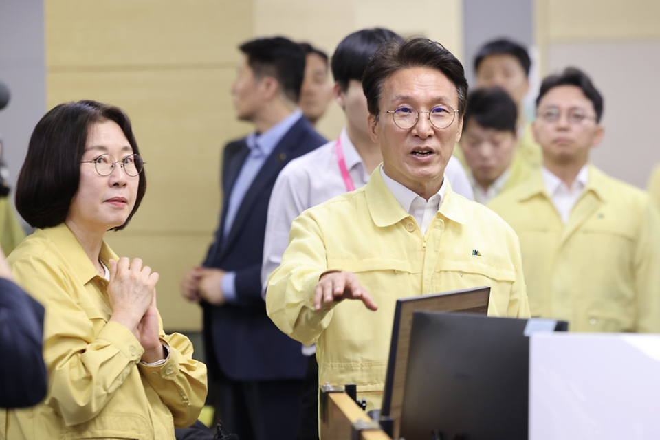 김민석 국무총리가 6월 5일 동작구 기상청 국가지진화산종합상황실을 방문해 폭염·집중호우 대비 상황을 점검하고 있다.