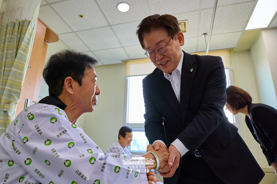 이재명 대통령이 현충일인 6월 6일 서울 강동구 중앙보훈병원에서 입원 치료 중인 국가유공자들을 위문하고 있다.