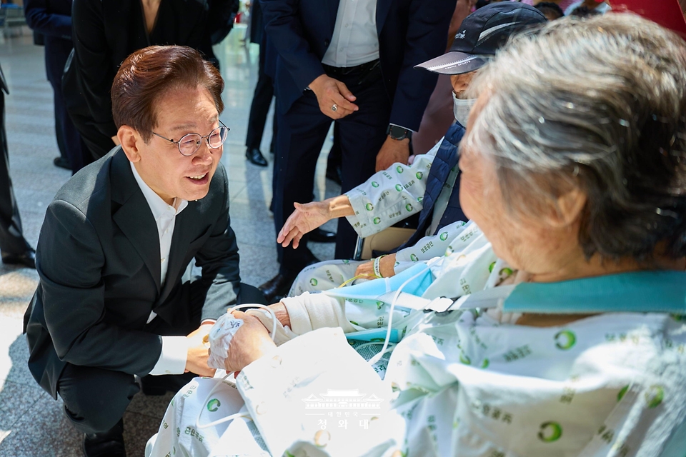 이재명 대통령이 현충일인 6월 6일 서울 강동구 중앙보훈병원에서 입원 치료 중인 국가유공자들을 위문하고 있다.