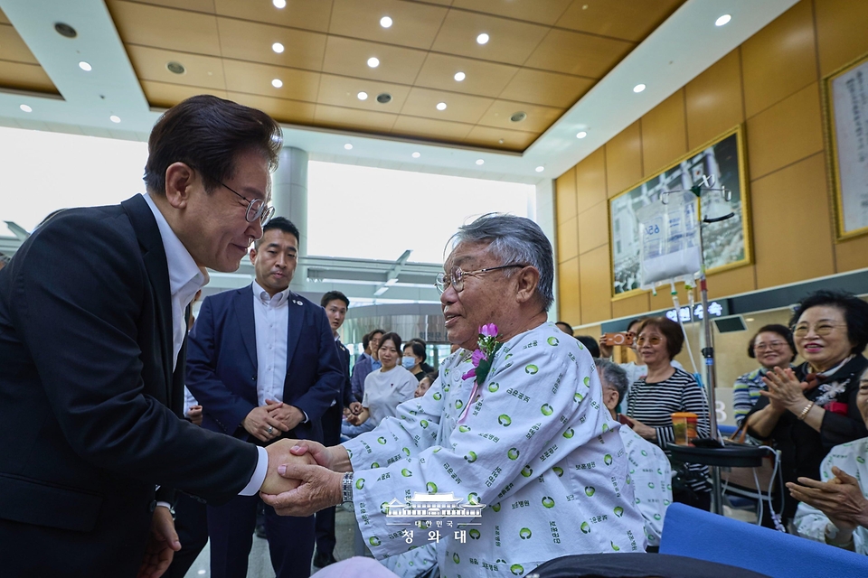 이재명 대통령이 현충일인 6월 6일 서울 강동구 중앙보훈병원에서 입원 치료 중인 국가유공자들을 위문하고 있다.