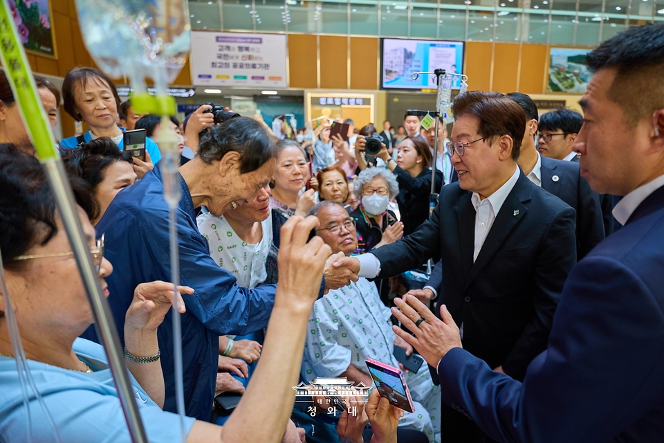 이재명 대통령과 김혜경 여사가 현충일인 6월 6일 서울 강동구 중앙보훈병원에서 입원 치료 중인 국가유공자들을 위문하고 있다.