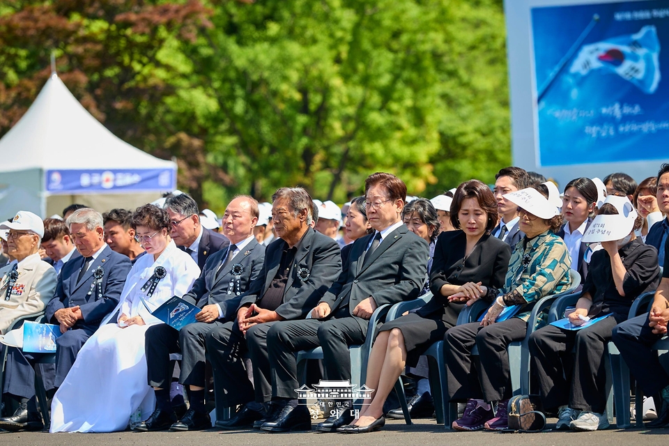 이재명 대통령과 김혜경 여사가 6월 6일 서울 동작구 국립서울현충원에서 열린 제71회 현충일 추념식에 참석하고 있다.