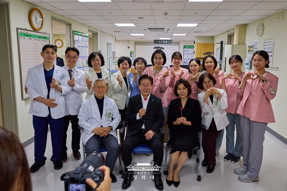 이재명 대통령이 현충일인 6월 6일 서울 강동구 중앙보훈병원에서 의료진과 기념촬영 하고 있다.